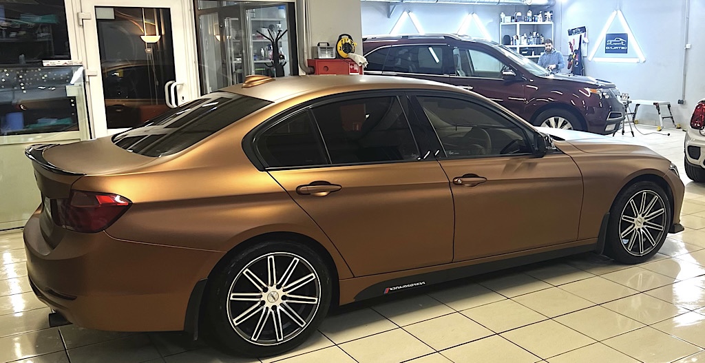 Оклейка BMW 3 виниловой пленкой KPMF